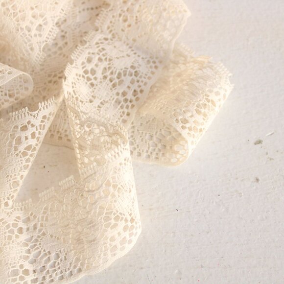 Vintage 1950s Lace Trim, Ivory 2 yard,  1.75" wide - Picture 2 of 10